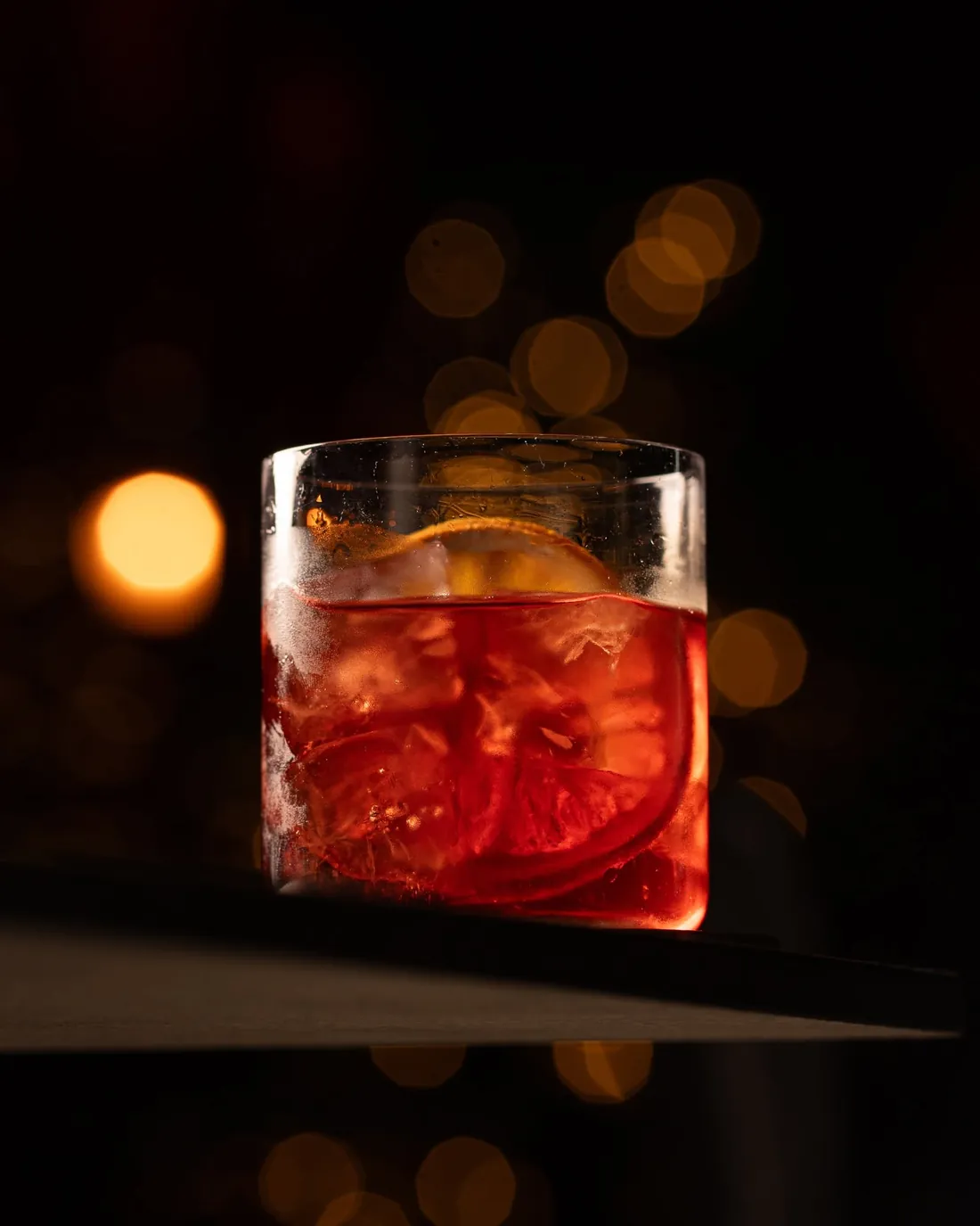 Cocktail classico al banco del Bonsai, tra luci calde e verde